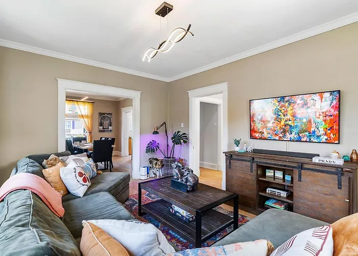 Modern Oakley Retreat - King Bed - Free Parking - Centrally Located
