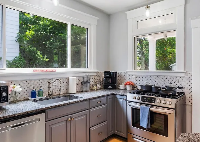 Modern Oakley Retreat - King Bed - Free Parking - Centrally Located