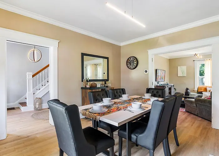 Modern Oakley Retreat - King Bed - Free Parking - Centrally Located
